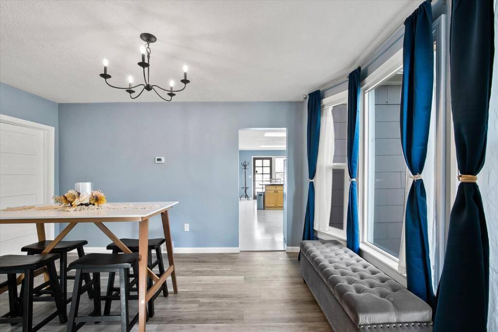 Holiday home Mins To Dwntwn & Arena Backyard Bbq King Bed