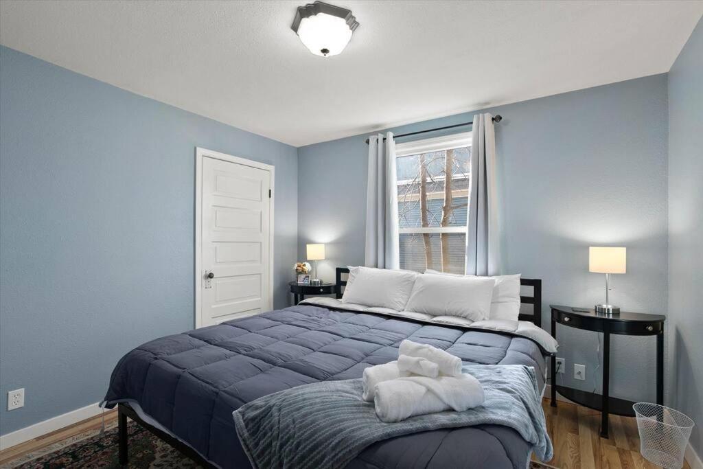 Mins To Dwntwn & Arena Backyard Bbq King Bed Holiday home