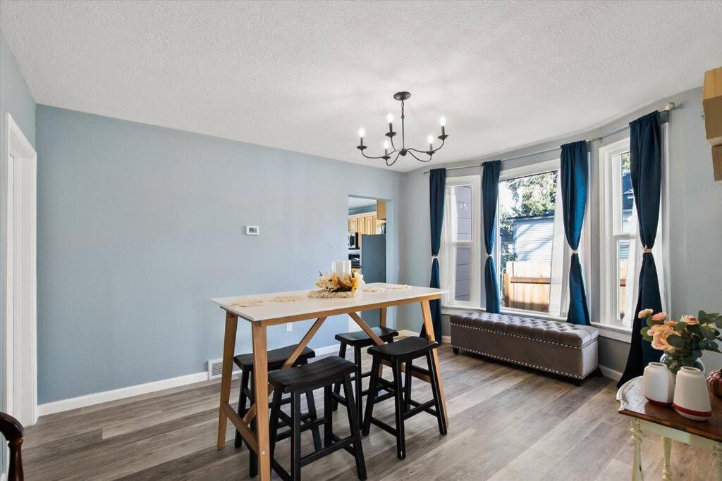 Mins To Dwntwn & Arena Backyard Bbq King Bed *