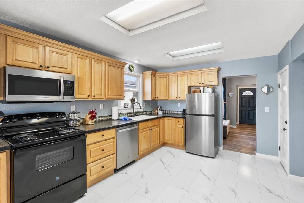 Mins To Dwntwn & Arena Backyard Bbq King Bed Holiday home *